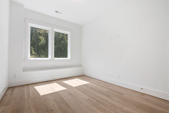 Building Photo - Custom 5 bedroom, 5 bathroom home with Woo...
