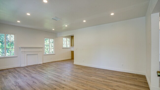 Building Photo - 6114 Saturn St