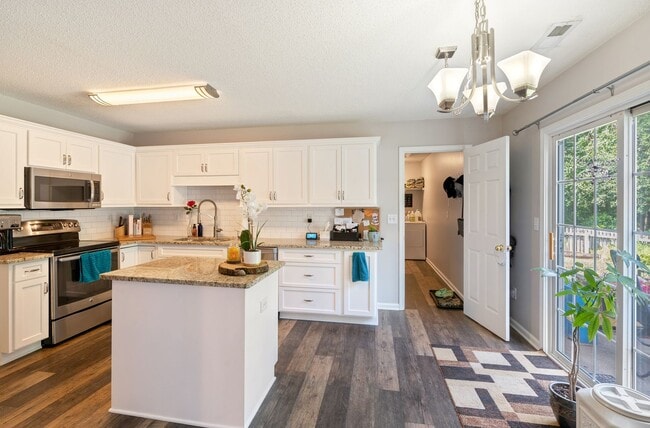 Building Photo - Corner lot 3 bed 2.5 bath with large fenced yard in Grove Park!