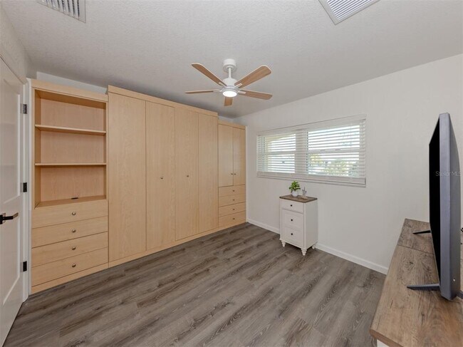 Building Photo - 1400 Tarpon Center Dr
