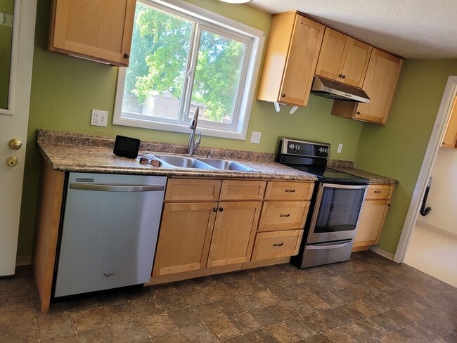 Building Photo - Nice 3 bedroom 1 & 1/2 bathroom home