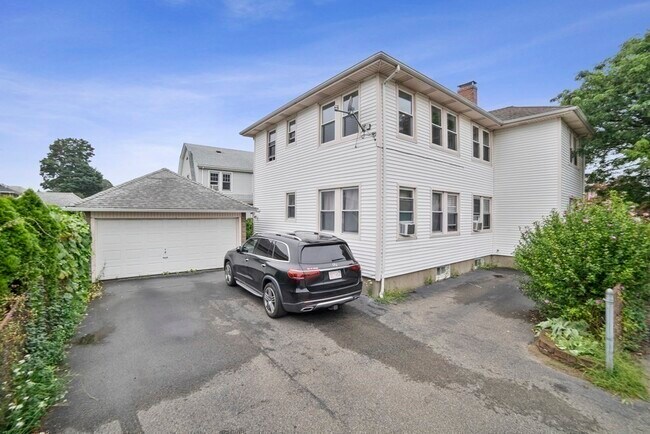 Building Photo - 127 Russell St