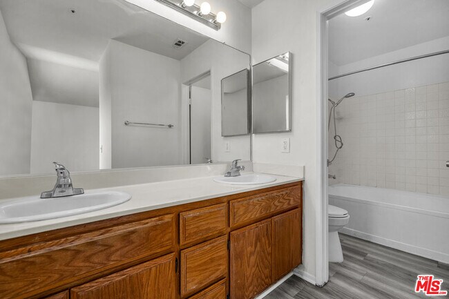 Building Photo - 13505 Sutter Ct