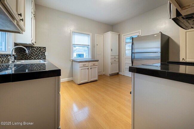 Building Photo - 505 Oxford Pl