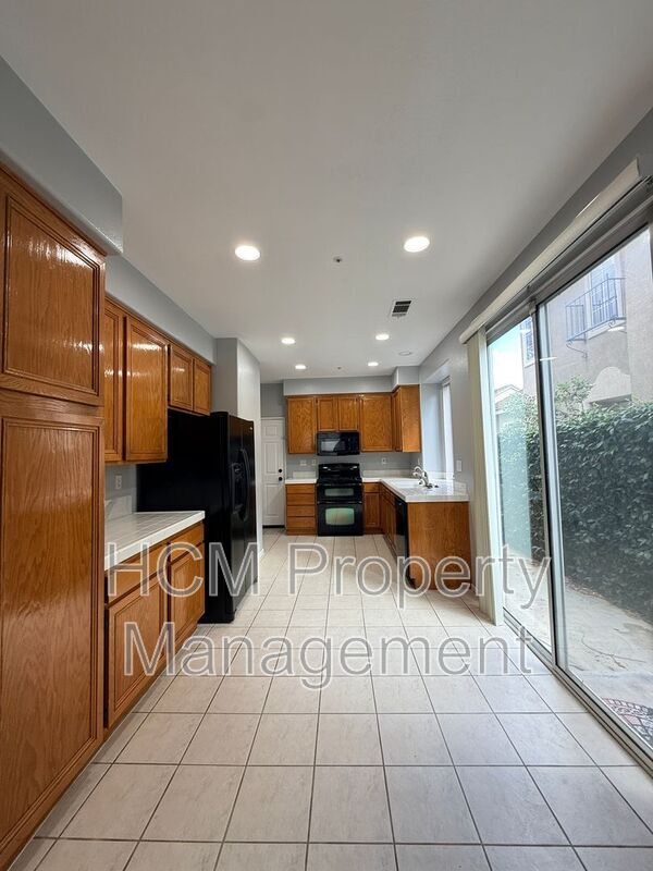 Building Photo - 651 N Jensen Pl