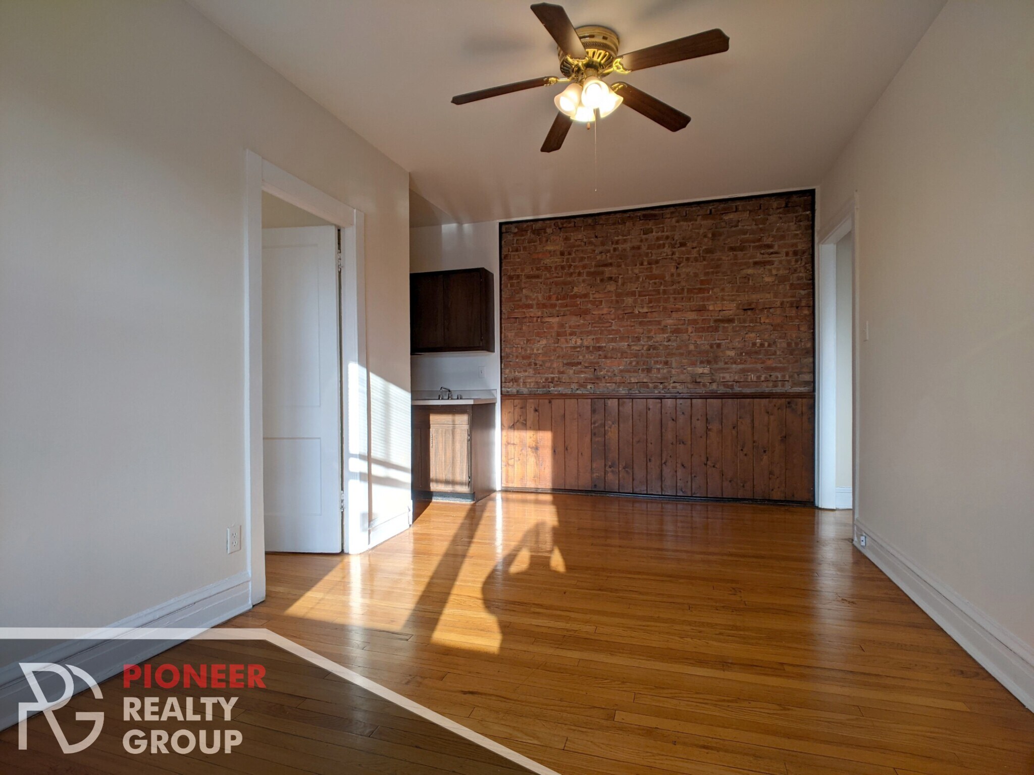 Building Photo - 953 W Cornelia Ave