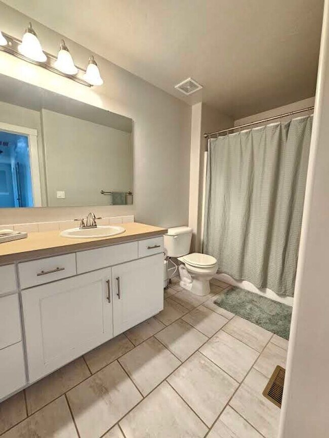 Building Photo - Ready now this beautiful 3 Bedroom Upscale...