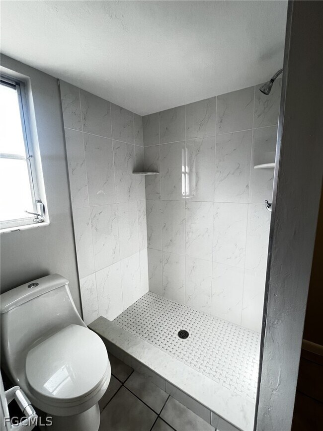 Building Photo - 609 SE 23rd Pl