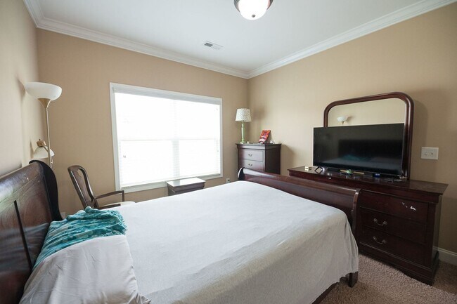 Building Photo - Spacious stunning 5-Bedroom 4 bathroom Home in a Desirable Neighborhood in Summerfield NC