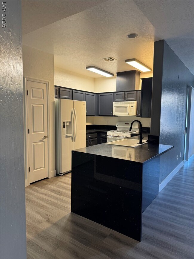 Building Photo - 6868 Sky Pointe Dr