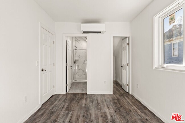 Building Photo - 929 W 23rd St