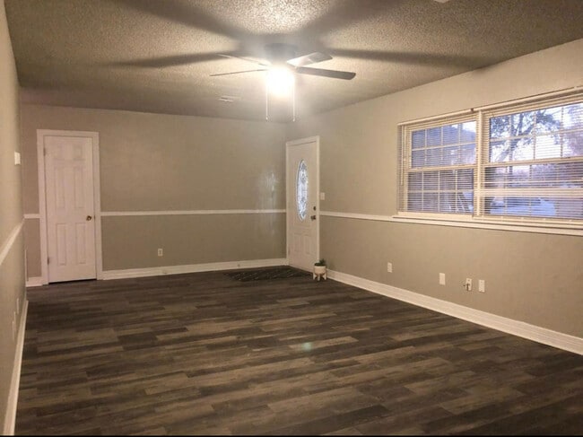 Building Photo - 1203 E Pecan St