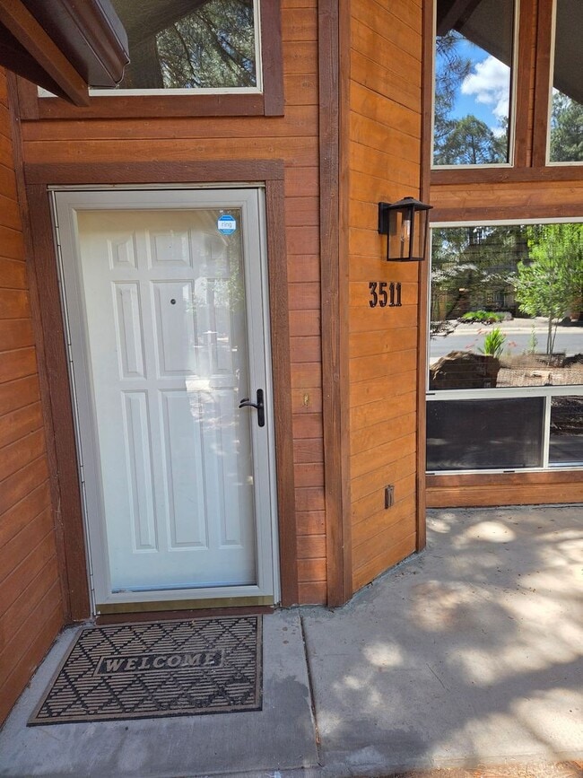 Building Photo - Move-In Ready! Bright & Airy 3-Bedroom Hom...