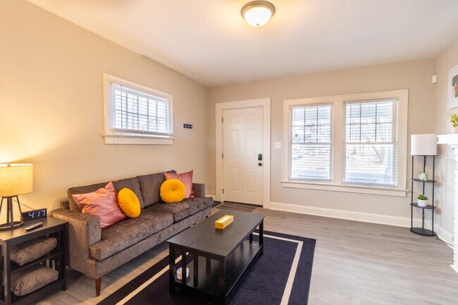 Building Photo - 1123-1125-1125 Wilson Ave