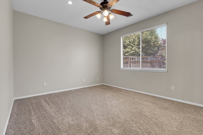 Building Photo - $2,295.00, 2 bedroom plus office, 2 bathro...