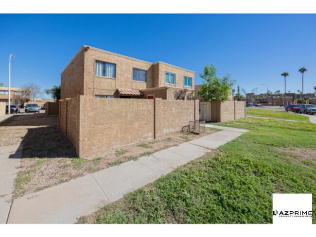 Primary Photo - Charming 2/1 Phoenix Townhouse - Cozy, Con...