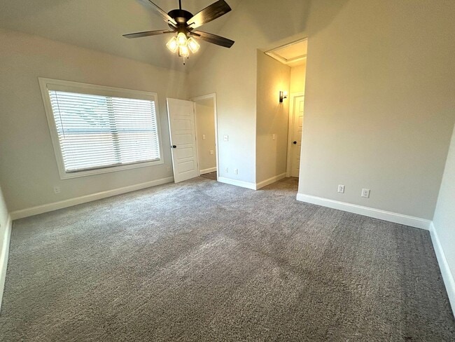 Building Photo - Water included - 1 Bed 1 Bath Near Downtown Rogers