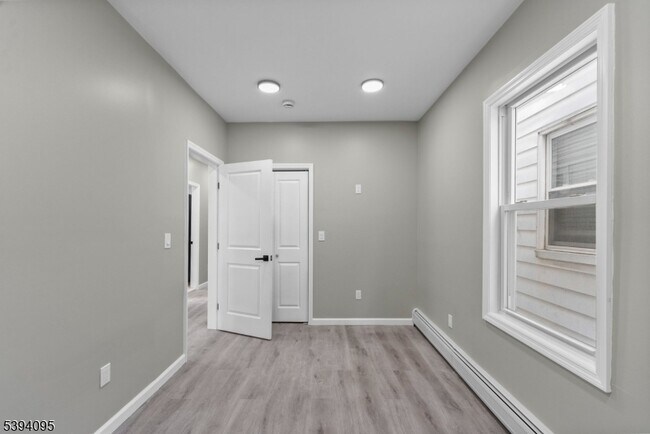 Building Photo - 1033 E 23rd St