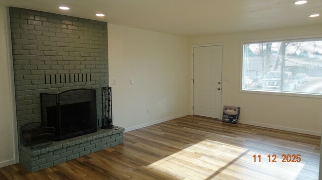 Building Photo - **AVAILABLE SOON** 3 Bedroom RANCH STYLE in Hillsboro!