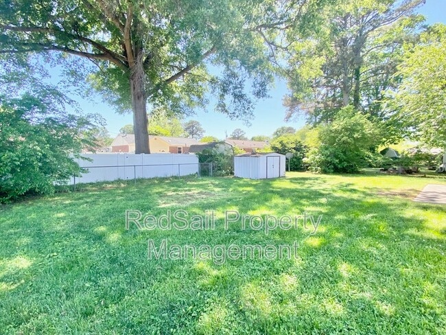 Building Photo - 10 Westlawn Dr