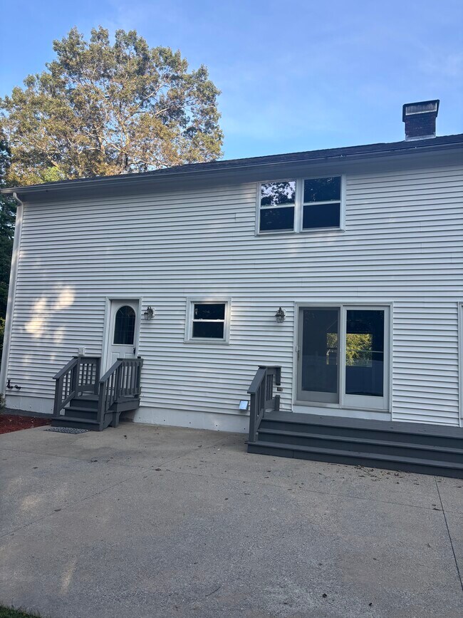 Building Photo - 14 Clare Ln