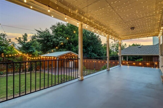 Building Photo - 401 Silver Trail