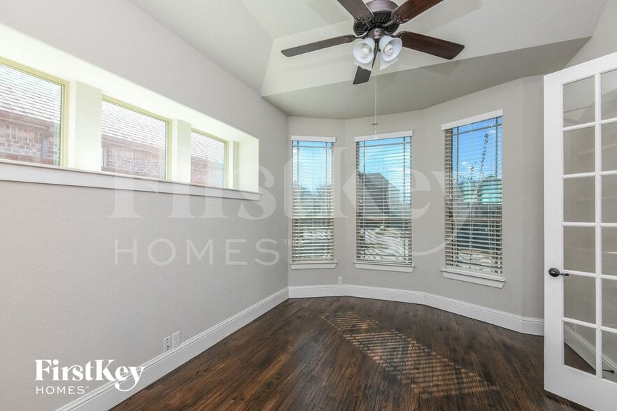 Building Photo - 2404 Cabrillo Ln