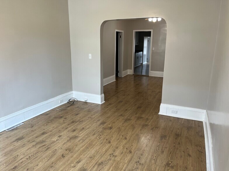 Building Photo - 1364 W 58th St