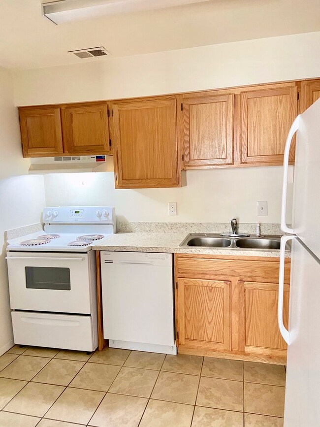 Building Photo - 2BD/1.5BA  Brick Townhouse  Washer/ Dryer Included!