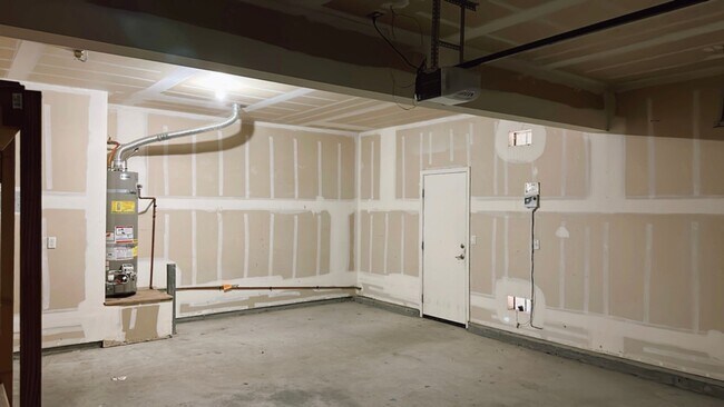 Building Photo - MOVE IN SPECIAL!!!! Month of November free