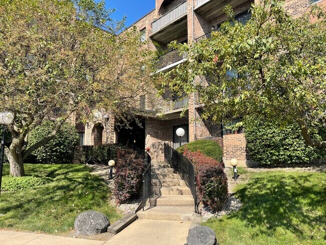 Building Photo - 601 W Huntington Commons Rd