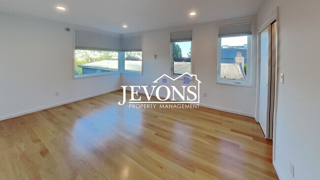 Building Photo - 5BR/4.5BA House in Seattle -- Available Now!