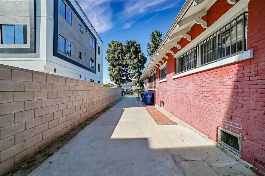 Building Photo - 4667 Pickford St
