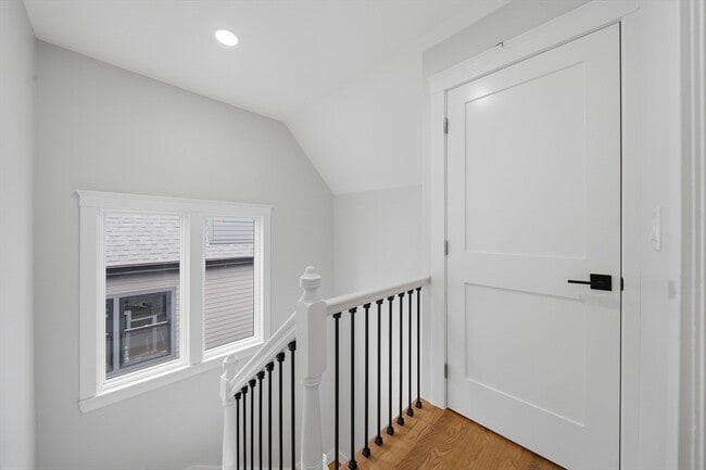 Building Photo - 16 Putnam St