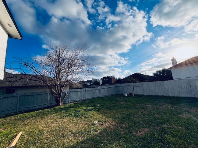 Building Photo - 2206 Laurel Oak Dr