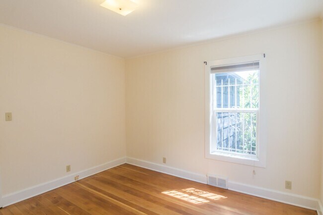 Building Photo - 2bd/1ba Seattle Home
