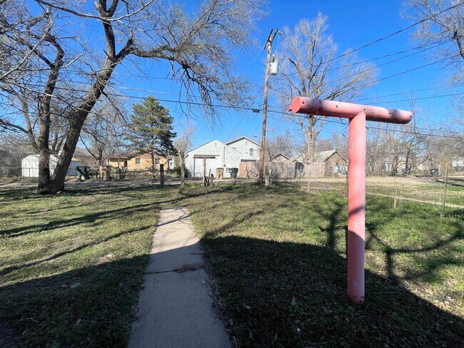 Building Photo - 2 bedroom home with garage