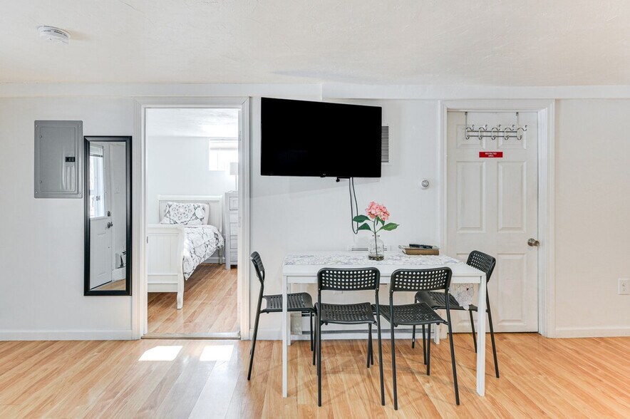 Building Photo - 815 Donata Rd