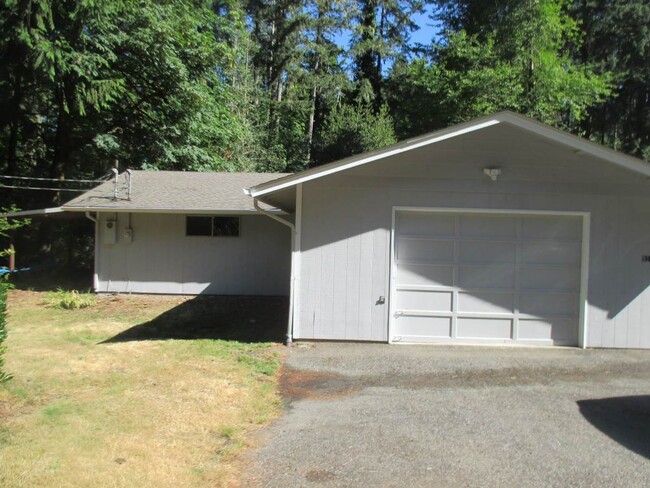 Building Photo - Rambler with Large Garage in Artondale