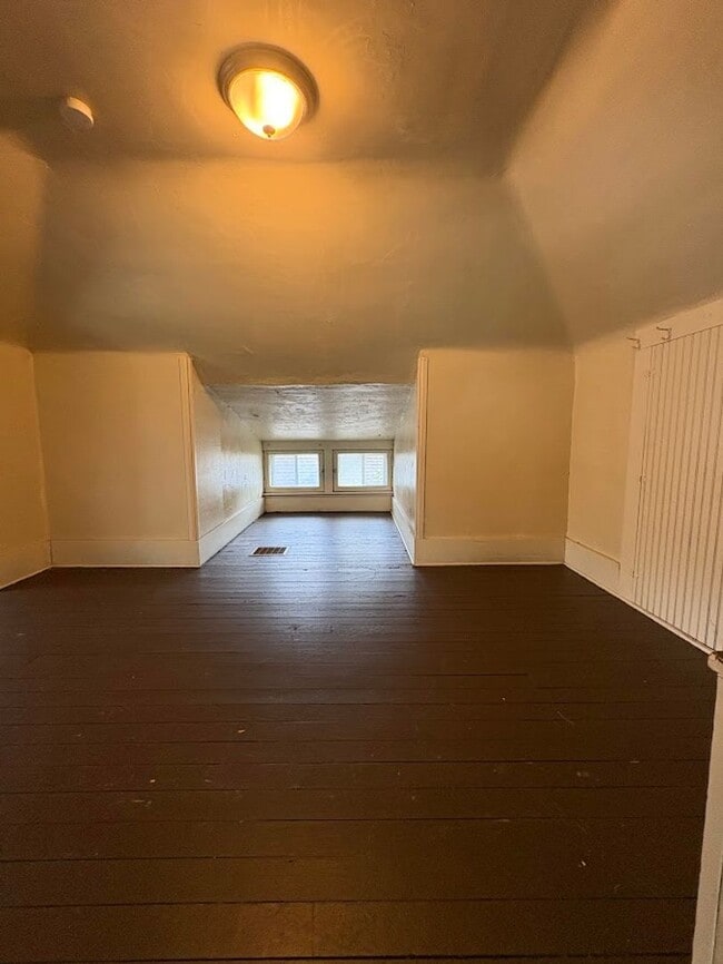 Building Photo - Three bedroom one bathroom home for rent