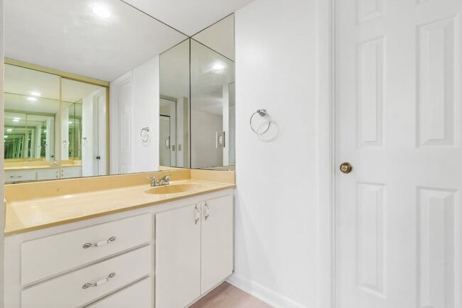 Building Photo - Spacious 2BR/2BA Condo at Whitehall - West Palm Beach