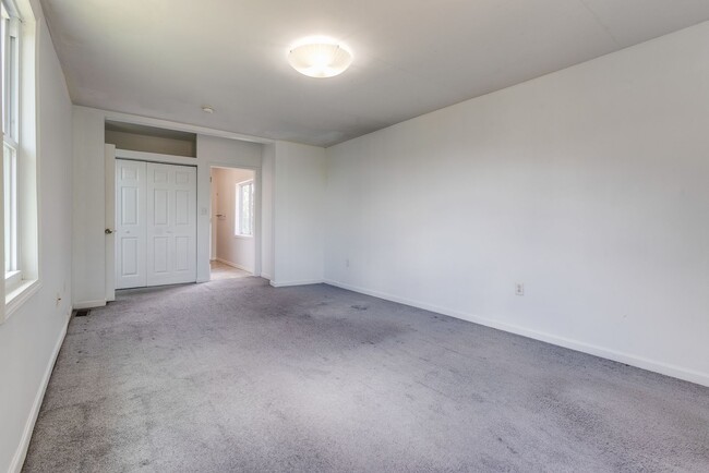 Building Photo - 2823 Cobden St
