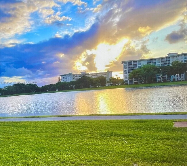 Building Photo - 2801 N Palm Aire Dr