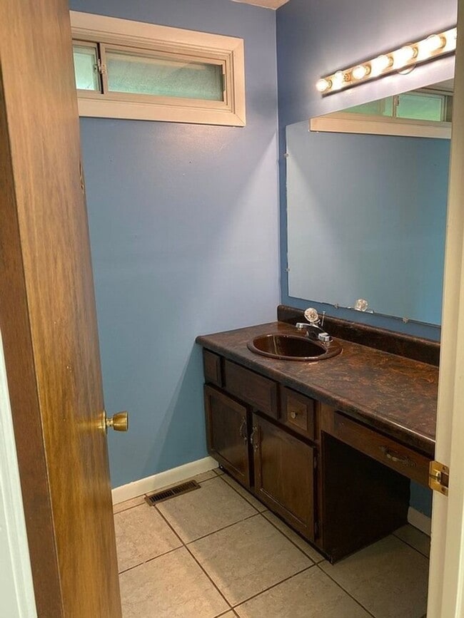 Building Photo - Spacious & Unique Contemporary Home – Perfect for Entertaining and Family Living!