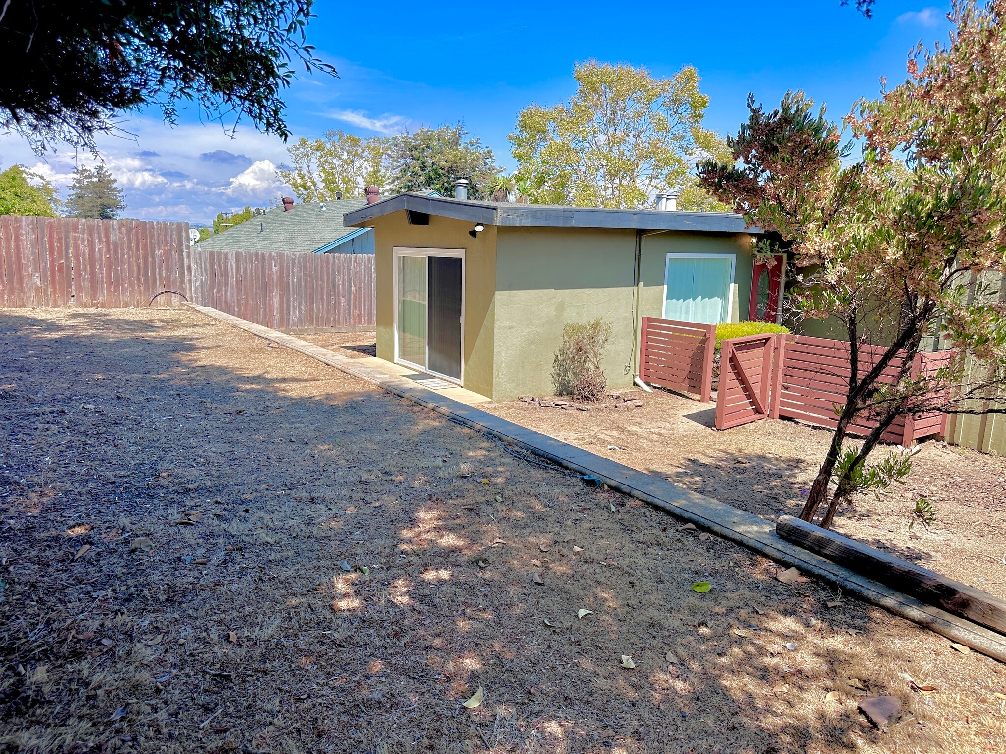 Building Photo - 220 Los Altos Pl
