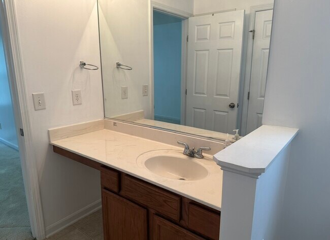 Building Photo - 1519 Hamilton Hills Dr