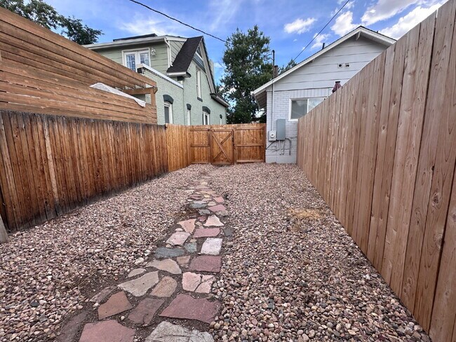 Building Photo - ~Two Weeks Free Rent~  Charming One-Bedroo...