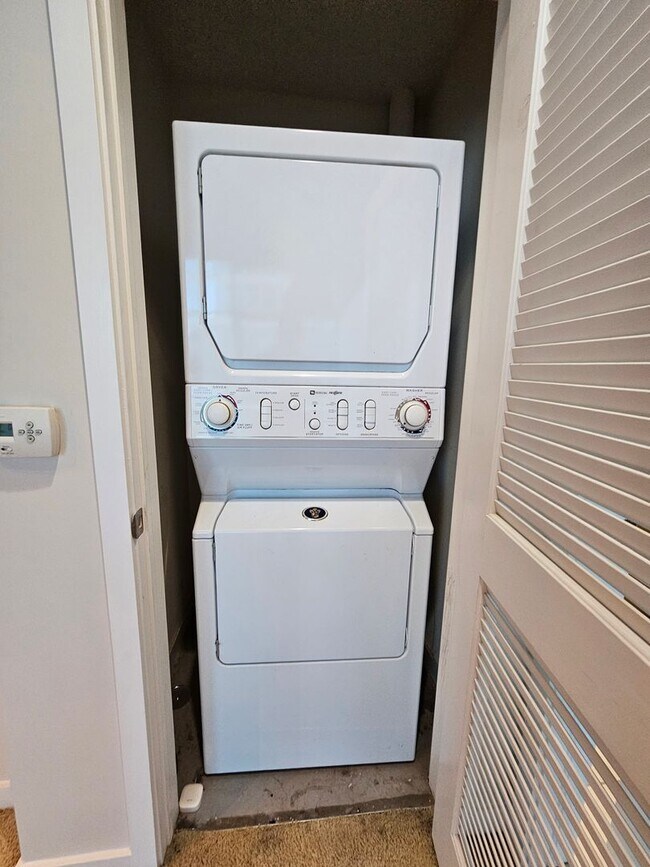 Building Photo - Glass House 1 Bed 1 Bath High Rise Condo w/ Mountain & City Views!!