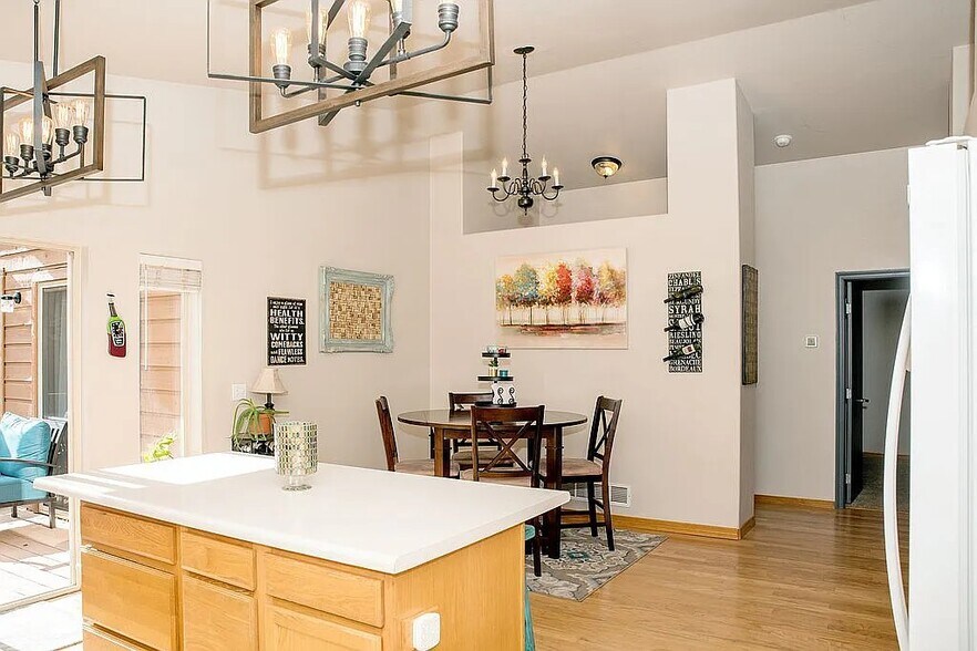 Building Photo - 2137 Valley View Dr