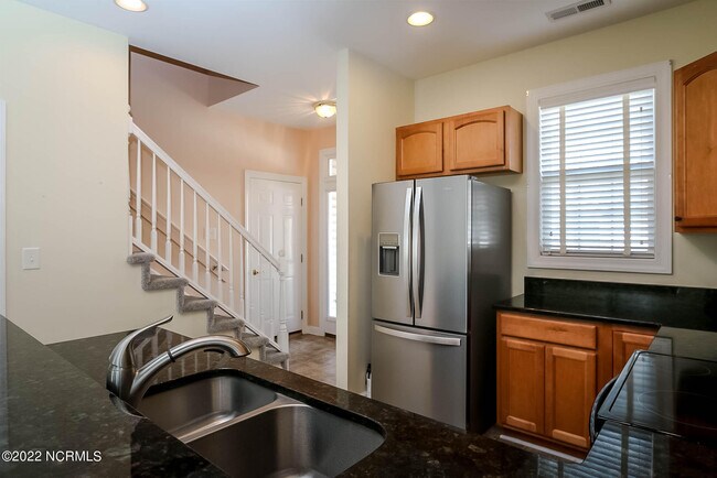 Building Photo - 533 Village Green Dr